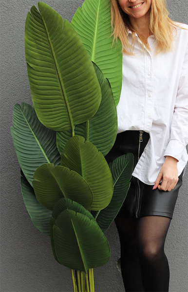 Bananowiec, sztuczne drzewko w osłonce donicy	