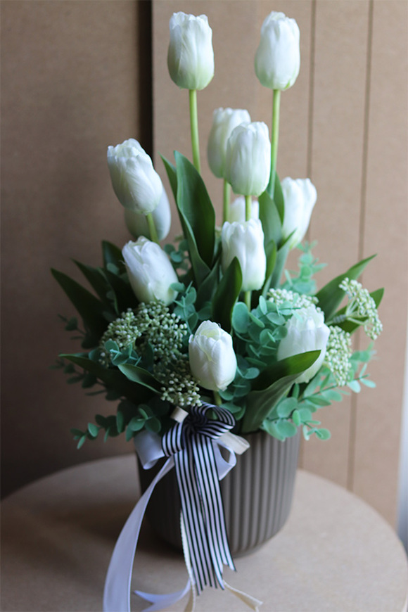 Biel Tulipanów, dekoracja kwiatowa z tulipanami