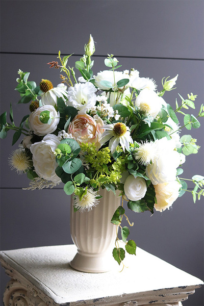 Creamosa Cremona, kompozycja kwiatowa w pucharze