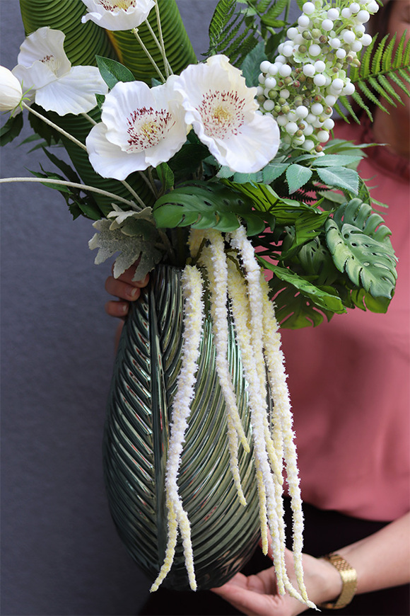 Monaco Leaf, kompozycja kwiatowa w naczyniu