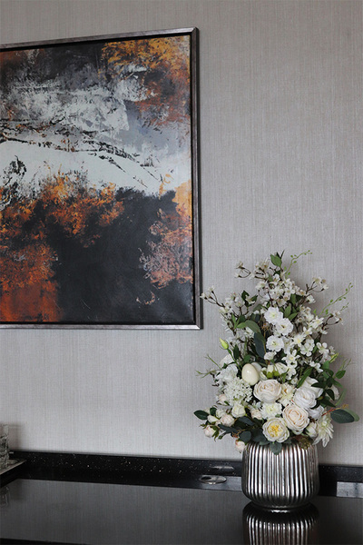 Easter Hotels, dekoracja wielkanocna w srebrnym naczyniu