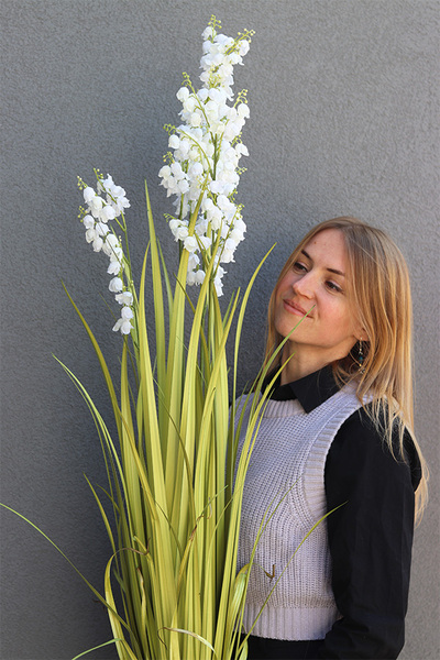 Walia, sztuczna trawa z białymi kwiatami