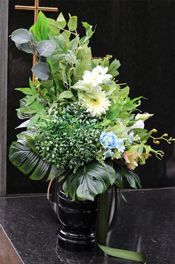 Kerra, bukiet nagrobny z jasnych kwiatów, dł.76cm 