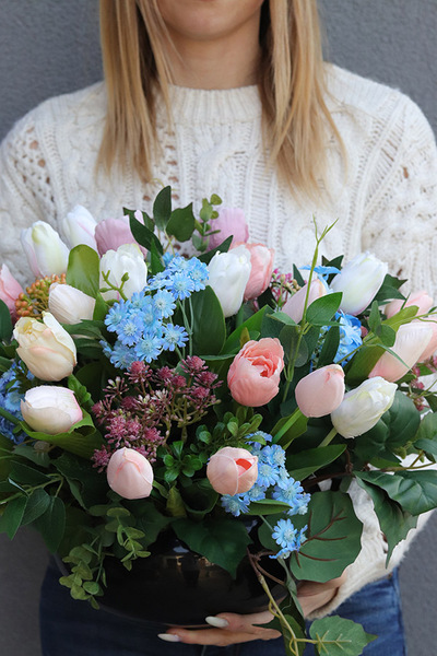 Pastelowe Tulipany, dekoracja nagrobna w misie