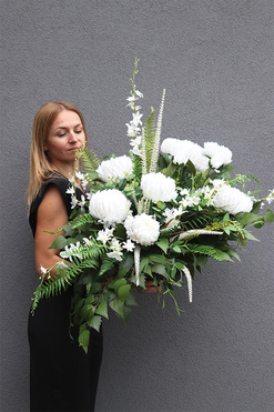 Biała Electra Thai, kompozycja nagrobna w misie, wym.47x68cm