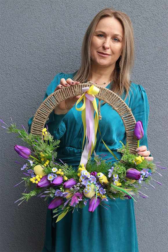 Eve, wiosenny wianek dekoracyjny z tulipanami