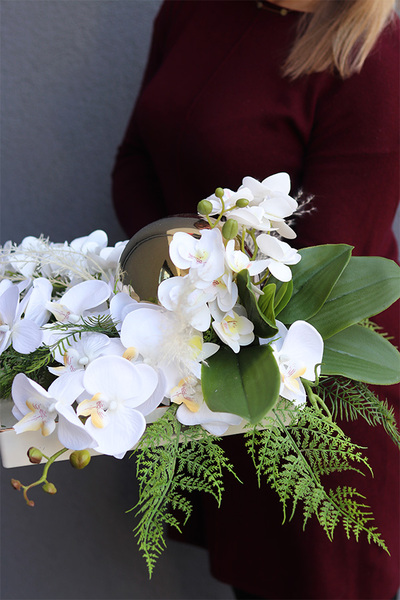 Telicja Dekoria, efektowna kompozycja kwiatowa na tacy