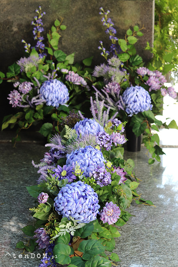  Dacja Blue, jesienny bukiet nagrobny we wkładzie