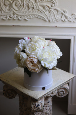 Peonies Classic 2, flowerbox z kremowymi peoniami, wys.29cm