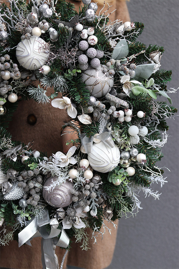 Silver Christmas Trend, bożonarodzeniowy wianek na drzwi