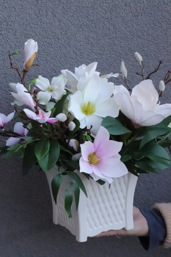 Magnolie Santi, kompozycja kwiatowa w naczyniu