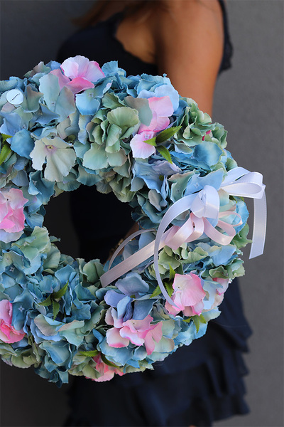 Bellata, wianek dekoracyjny z niebieskich hortensji