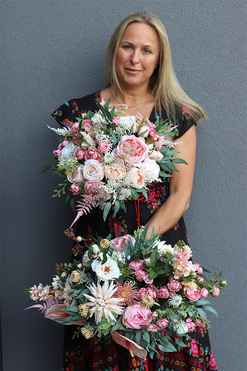 Yselia Small, kompozycja kwiatowa w metalowym naczyniu, wys.22x39cm