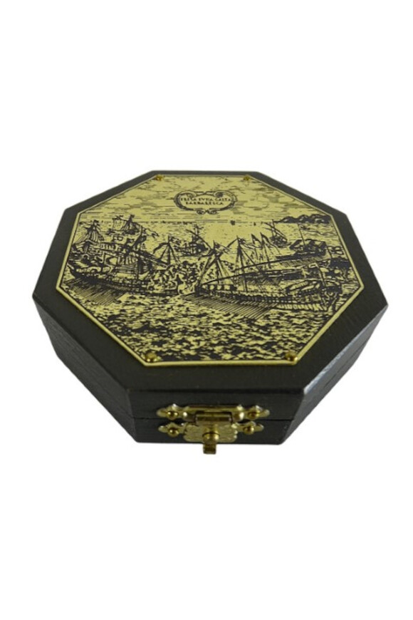 Oktagon, zegar słoneczny i kompas, wieko mosiężne