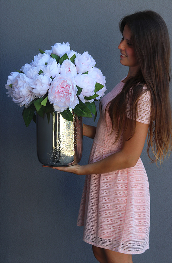 Aura Deluxe Silver, obfity bukiet peonii w srebrnym wazonie, wys.51cm