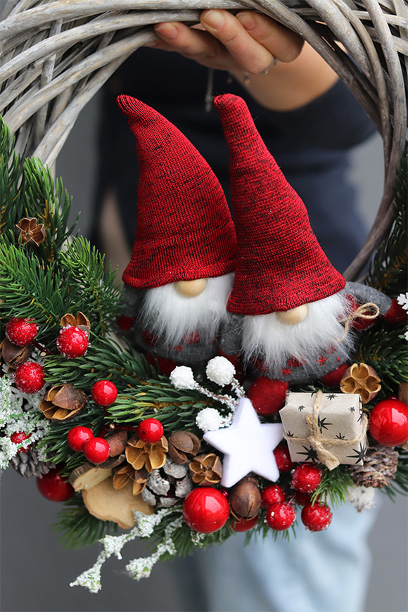 dekoracyjny wianek Skrzaty, czerwone czapeczki, śr.39cm 