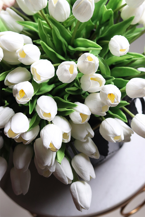 Menato Black&White, bukiet piankowych tulipanów w wazonie