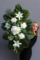 Malezja, wiązanka nagrobna z białymi liliami