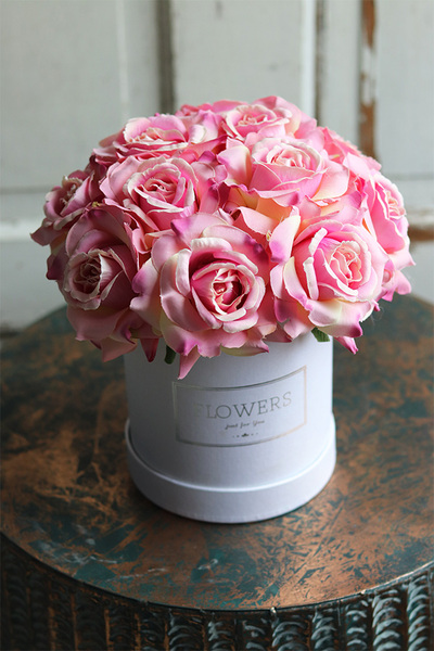 biały flowerbox z różami, Rosaisa, wys.26cm