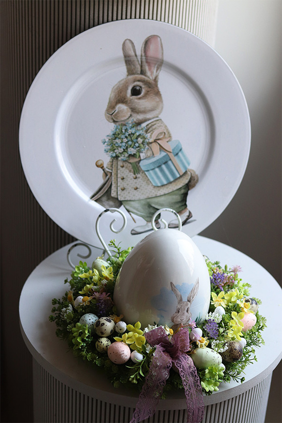 Pastels Dream, stroik wielkanocny na talerzu z jajem