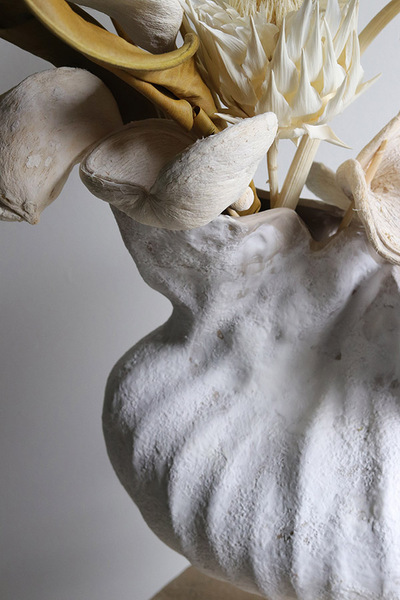 Biała Nimfa, kompozycja kwiatowa w wazonie