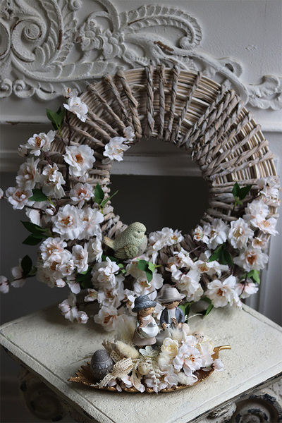 Ptaszek na drzewie, wiosenny wianek dekoracyjny