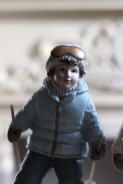 Dzieci Na Nartach A, lalka świąteczna figurka, chłopiec i dziewczynka