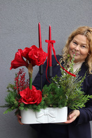 Amarylis Kokarda Denerra, świąteczna kompozycja z czerwonymi kwiatami