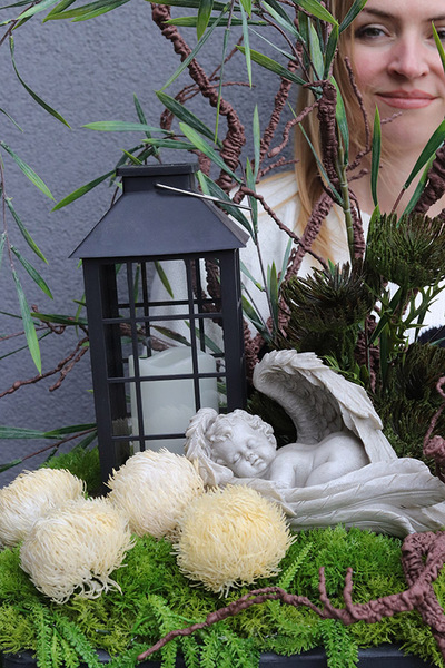 Solaris Angel, dekoracja nagrobna z lampionem