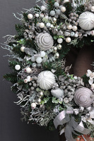 Silver Christmas Trend, bożonarodzeniowy wianek na drzwi