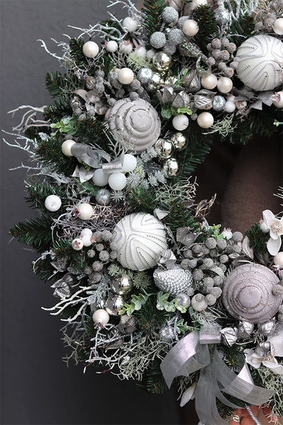 Silver Christmas Trend, bożonarodzeniowy wianek na drzwi