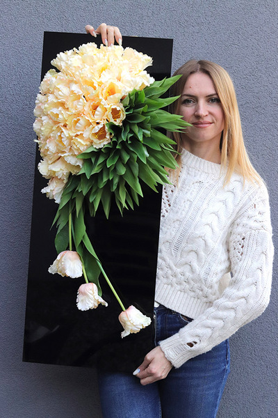 Tulippo New Design Peach, dekoracja nagrobna na czarnej podstawie