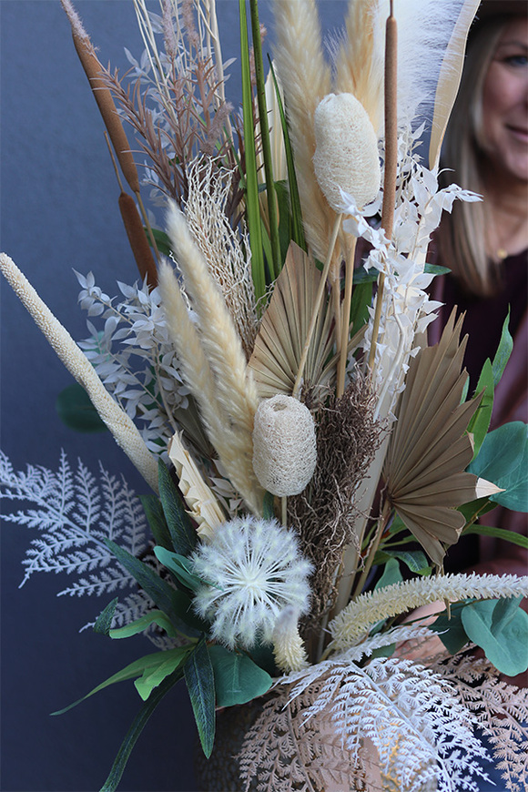 bukiet z suszem w złotym naczyniu, Luxfera Eduardo