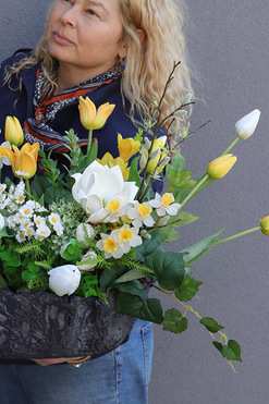 Volcan Amirano, kompozycja nagrobna w misie, wym.43x75cm