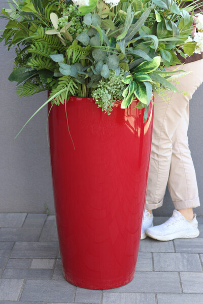 Jessana Rondo, kompozycja z trawami w czerwonej donicy