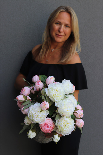 Summer Peonies, kosz z jasnymi kwiatami