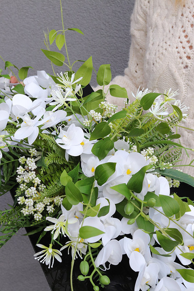 Orchid New Design, dekoracja nagrobna na czarnej podstawie