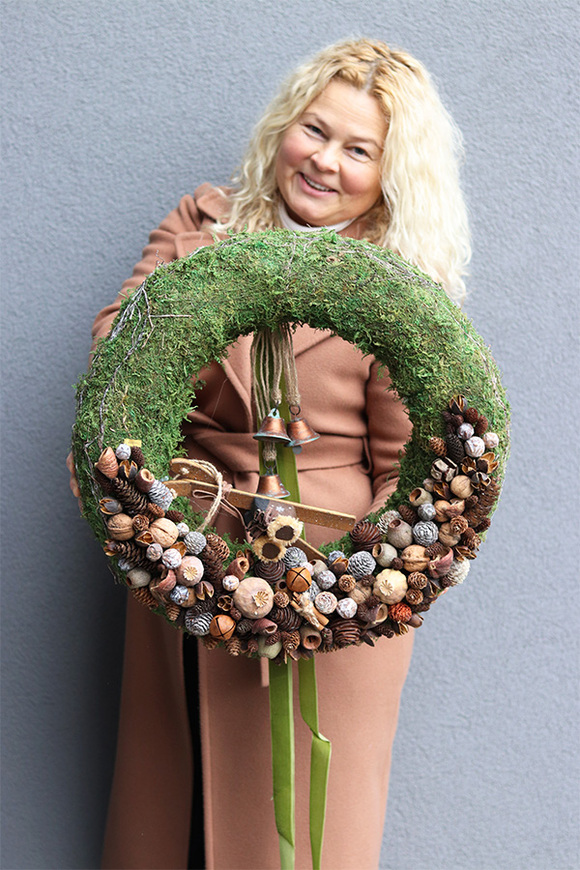 Leśny Mech, zimowy wianek z drewnianymi elementami