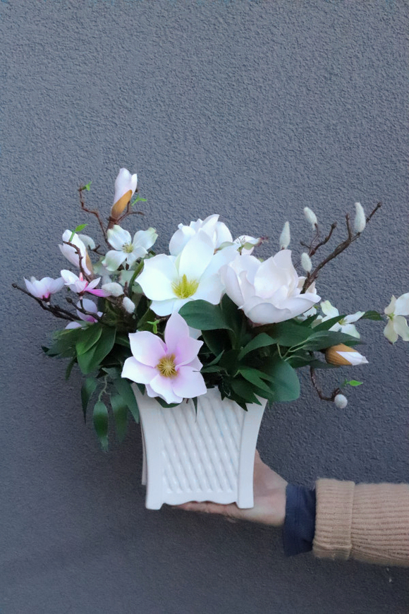 Magnolie Santi, kompozycja kwiatowa w naczyniu