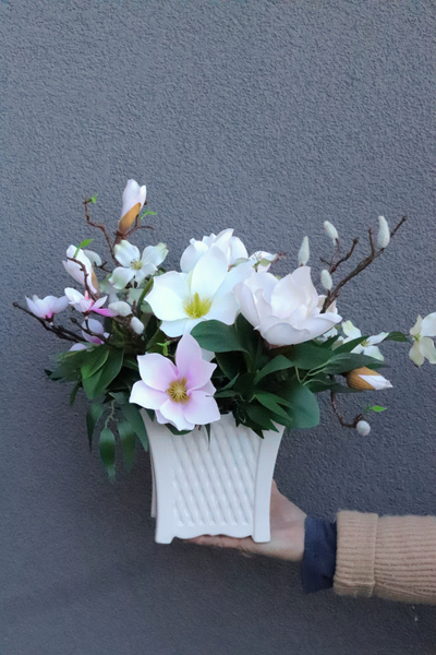 Magnolie Santi, kompozycja kwiatowa w naczyniu