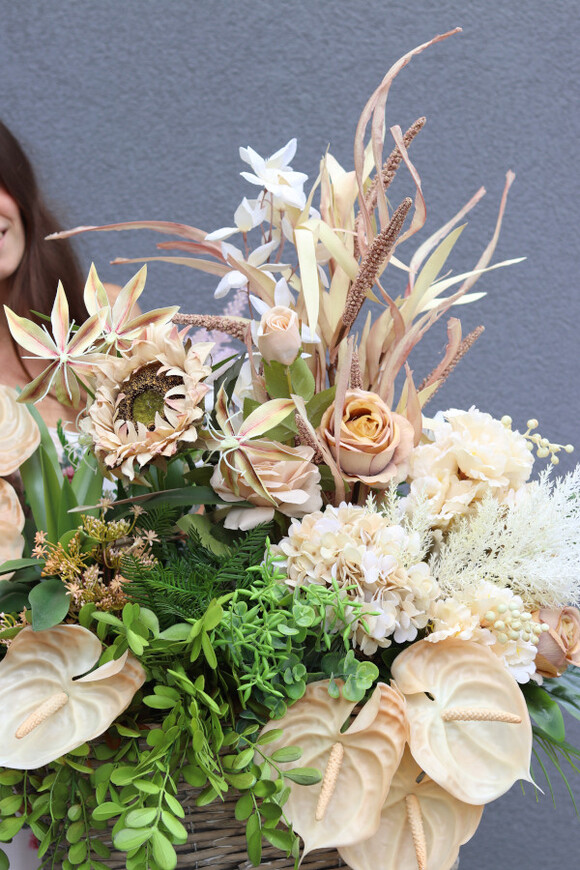 Bohema, kompozycja z anturium i słonecznikiem w koszu