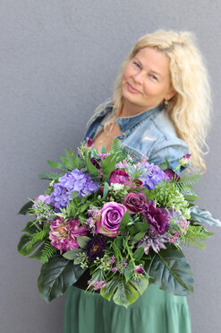 Purple Days, kompozycja nagrobna w plastikowym naczyniu, wym.35x52cm