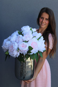 Aura Deluxe Silver, obfity bukiet peonii w srebrnym wazonie, wys.51cm
