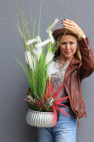 Trawy Sawanny, jesienna trawa z wrzosami w donicy