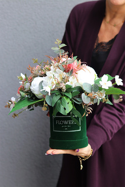 Florencja Small 2, welurowy flowerbox z białymi kwiatami, wys.37cm 