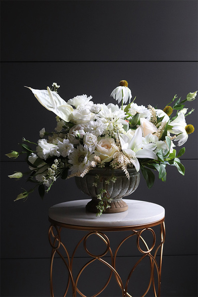Anturium Romanea, biała kompozycja kwiatowa w pucharze