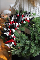 Black Pine, świąteczny wianek na drzwi