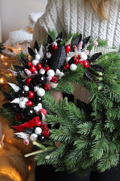 Black Pine, świąteczny wianek na drzwi