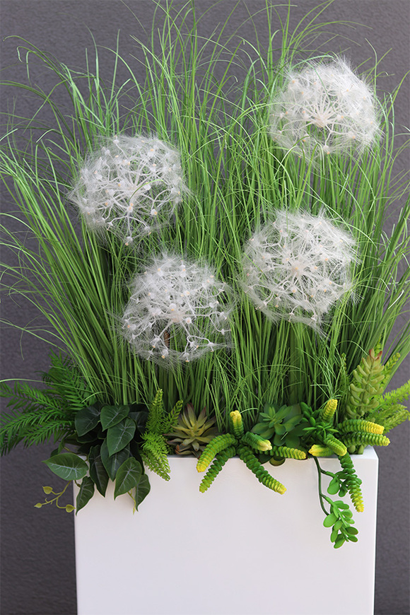 Fiberglass Marco Fretera, sztuczne trawy w białej donicy