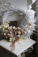 Zajączek Wielkanocny, asymetryczny jesienny wianek z dyniami